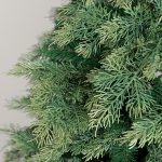 Dettaglio dei rami in PVC dell’albero di Natale France con punte verde chiaro