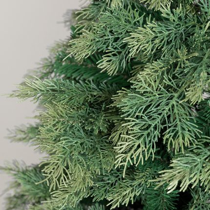 Dettaglio dei rami in PVC dell’albero di Natale France con punte verde chiaro