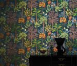 Ambientazione con la carta da parati Arboreta di Osborne & Little, collezione Belvedere. In vendita c'è soltanto la carta da parati a rotolo: arredi, complementi e oggetti della scena non sono compresi.