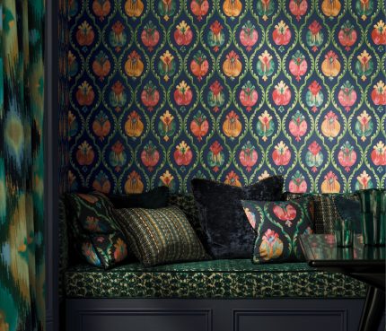 Ambientazione con la carta da parati Mysore di Osborne & Little, collezione Belvedere. In vendita c'è soltanto la carta da parati a rotolo: arredi, complementi e oggetti della scena non sono compresi.