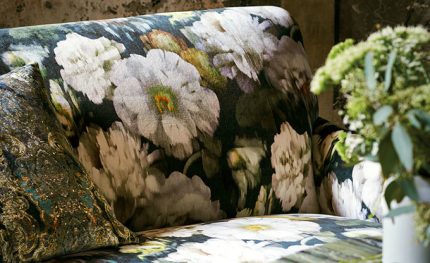 Ambientazione con i tessuti della collezione Herbaria di Black Edition. In vendita c’è soltanto il tessuto al metro: arredi e complementi della scena non sono compresi.