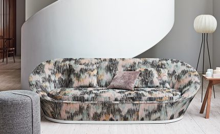 Ambientazione con i tessuti della collezione Mizumi di Black Edition. In vendita c’è soltanto il tessuto al metro: arredi e complementi della scena non sono compresi.