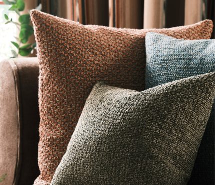Ambientazione con il tessuto Canna di Osborne & Little, collezione Portree. In vendita c'è soltanto il tessuto al metro: arredi, complementi e oggetti della scena non sono compresi.