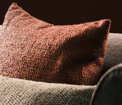 Ambientazione con il tessuto Rousay di Osborne & Little, collezione Portree. In vendita c'è soltanto il tessuto al metro: arredi, complementi e oggetti della scena non sono compresi.
